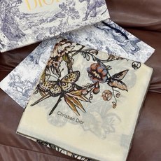 这款披肩饰以 Dior Camo PaPillon 图案,以优雅而诗意的设计全新演绎蝴蝶主题。采用真丝羊 这款披肩饰以 Dior Camo PaPillon 图案,以优雅而诗意的设计全新演绎蝴蝶主题。采用真丝羊