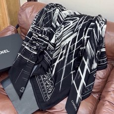 CHANEL ~新品【140顶级丝绒双面同色】披肩的图案是巴黎大皇宫中被命名为“Gabrielle Ch CHANEL ~新品【140顶级丝绒双面同色】披肩的图案是巴黎大皇宫中被命名为“Gabrielle Ch