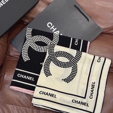 Chanel ~【140顶级双面丝绒披肩】香家logo与字母的完美碰撞设计底部还有隐隐约约的双C小Log Chanel ~【140顶级双面丝绒披肩】香家logo与字母的完美碰撞设计底部还有隐隐约约的双C小Log