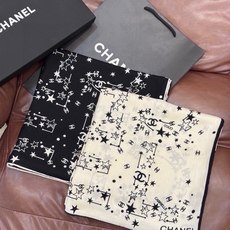 Chanel ~新品~【140顶级丝绒双面同色】繁星点点与双C的完美结合适合各种场合搭配使用黑白两色经典 Chanel ~新品~【140顶级丝绒双面同色】繁星点点与双C的完美结合适合各种场合搭配使用黑白两色经典