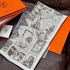 💟抢先 上新💞【双面同色丝绒方巾】手工卷边山羊绒和真丝混纺披肩(70%山羊绒,30%桑蚕丝)这款披肩采用 💟抢先 上新💞【双面同色丝绒方巾】手工卷边山羊绒和真丝混纺披肩(70%山羊绒,30%桑蚕丝)这款披肩采用