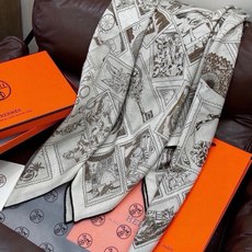 💟抢先 上新💞【双面同色丝绒方巾】手工卷边山羊绒和真丝混纺披肩(70%山羊绒,30%桑蚕丝)这款披肩采用 💟抢先 上新💞【双面同色丝绒方巾】手工卷边山羊绒和真丝混纺披肩(70%山羊绒,30%桑蚕丝)这款披肩采用