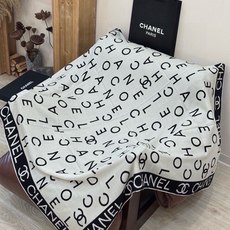 Chanel ~【140顶级双面丝绒披肩】香家logo与字母的完美碰撞设计底部还有隐隐约约的双C小Log Chanel ~【140顶级双面丝绒披肩】香家logo与字母的完美碰撞设计底部还有隐隐约约的双C小Log