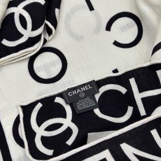 Chanel ~【140顶级双面丝绒披肩】香家logo与字母的完美碰撞设计底部还有隐隐约约的双C小Log Chanel ~【140顶级双面丝绒披肩】香家logo与字母的完美碰撞设计底部还有隐隐约约的双C小Log