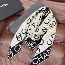 Chanel ~【140顶级双面丝绒披肩】香家logo与字母的完美碰撞设计底部还有隐隐约约的双C小Log Chanel ~【140顶级双面丝绒披肩】香家logo与字母的完美碰撞设计底部还有隐隐约约的双C小Log