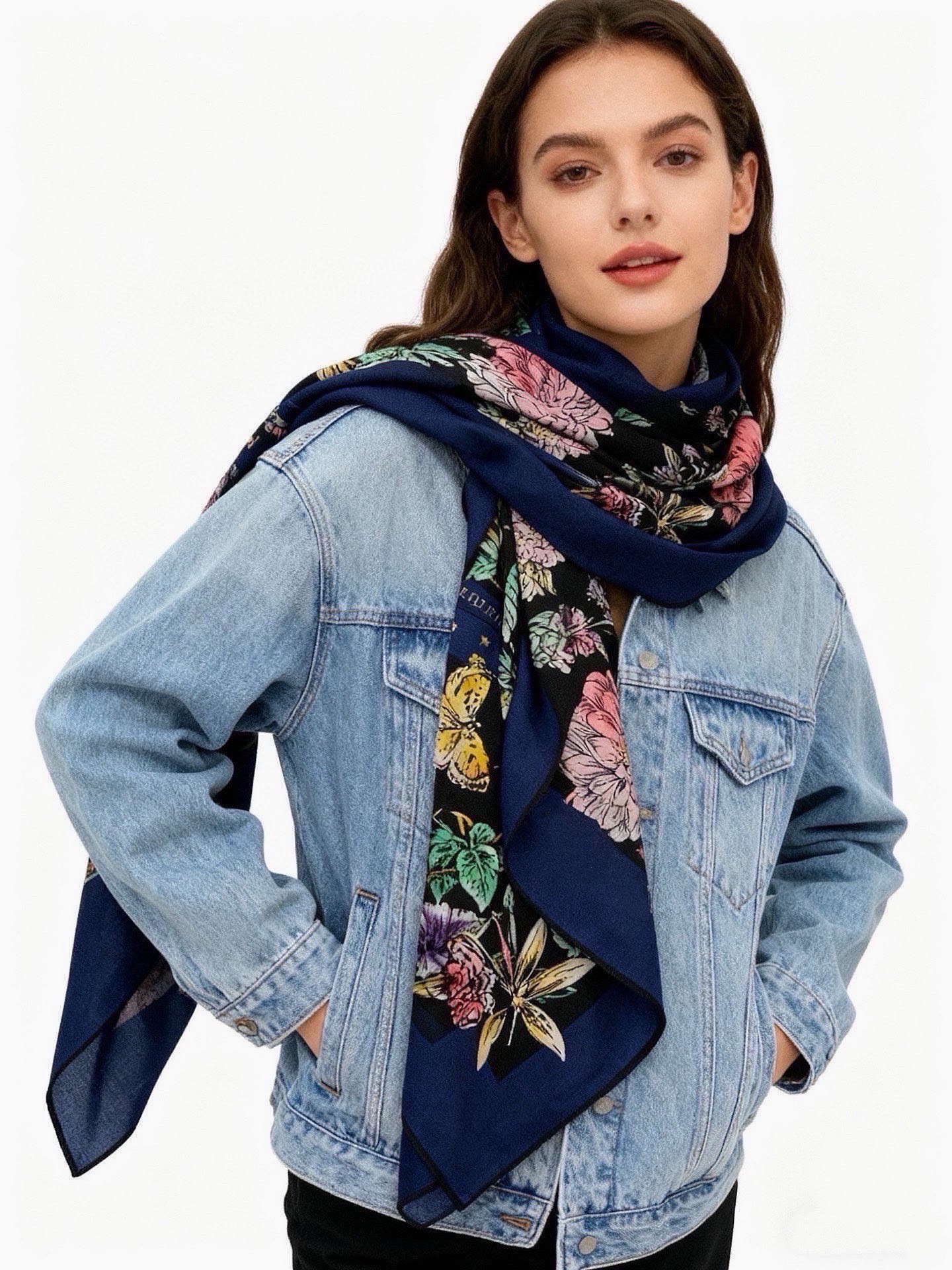 Dior 双面同色丝绒印花方巾140丝绒面料多色 Dior Astral Flowers这款方巾饰以 D