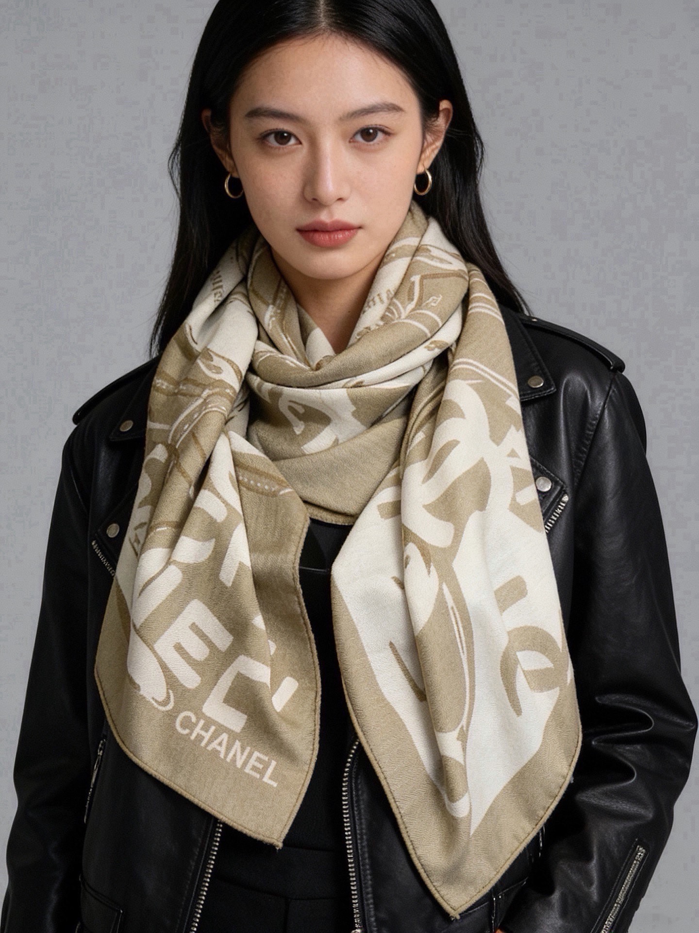 高级成衣系列～Chanel 【140双面同色丝绒披肩】此系列谱写一曲自由轻灵的赞歌本系列作品创新演绎品牌