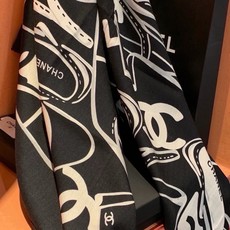 高级成衣系列~Chanel 【140双面同色丝绒披肩】此系列谱写一曲自由轻灵的赞歌本系列作品创新演绎品牌 高级成衣系列~Chanel 【140双面同色丝绒披肩】此系列谱写一曲自由轻灵的赞歌本系列作品创新演绎品牌