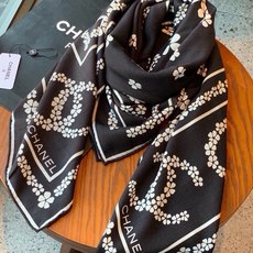 高级成衣系列~Chanel 【140双面同色丝绒披肩】此系列谱写一曲自由轻灵的赞歌本系列作品创新演绎品牌 高级成衣系列~Chanel 【140双面同色丝绒披肩】此系列谱写一曲自由轻灵的赞歌本系列作品创新演绎品牌