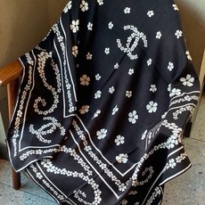 高级成衣系列~Chanel 【140双面同色丝绒披肩】此系列谱写一曲自由轻灵的赞歌本系列作品创新演绎品牌 高级成衣系列~Chanel 【140双面同色丝绒披肩】此系列谱写一曲自由轻灵的赞歌本系列作品创新演绎品牌