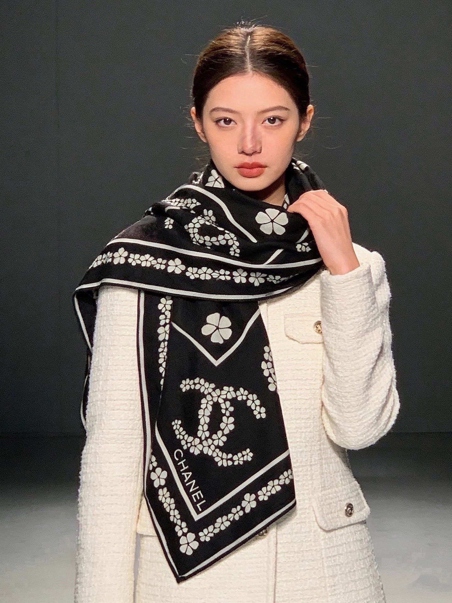 高级成衣系列～Chanel 【140双面同色丝绒披肩】此系列谱写一曲自由轻灵的赞歌本系列作品创新演绎品牌
