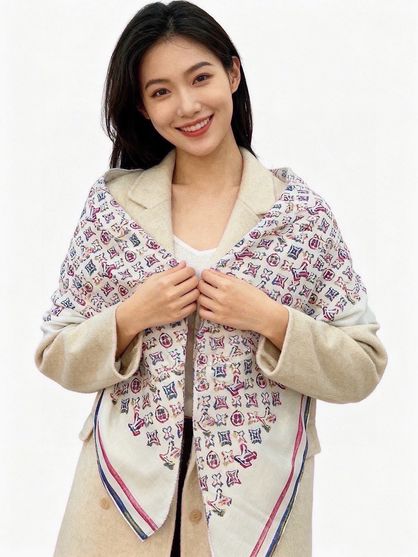 LV x TM 140披肩【140顶级丝绒双面同色披肩】本款L Multicolor披肩出自路易威登与知