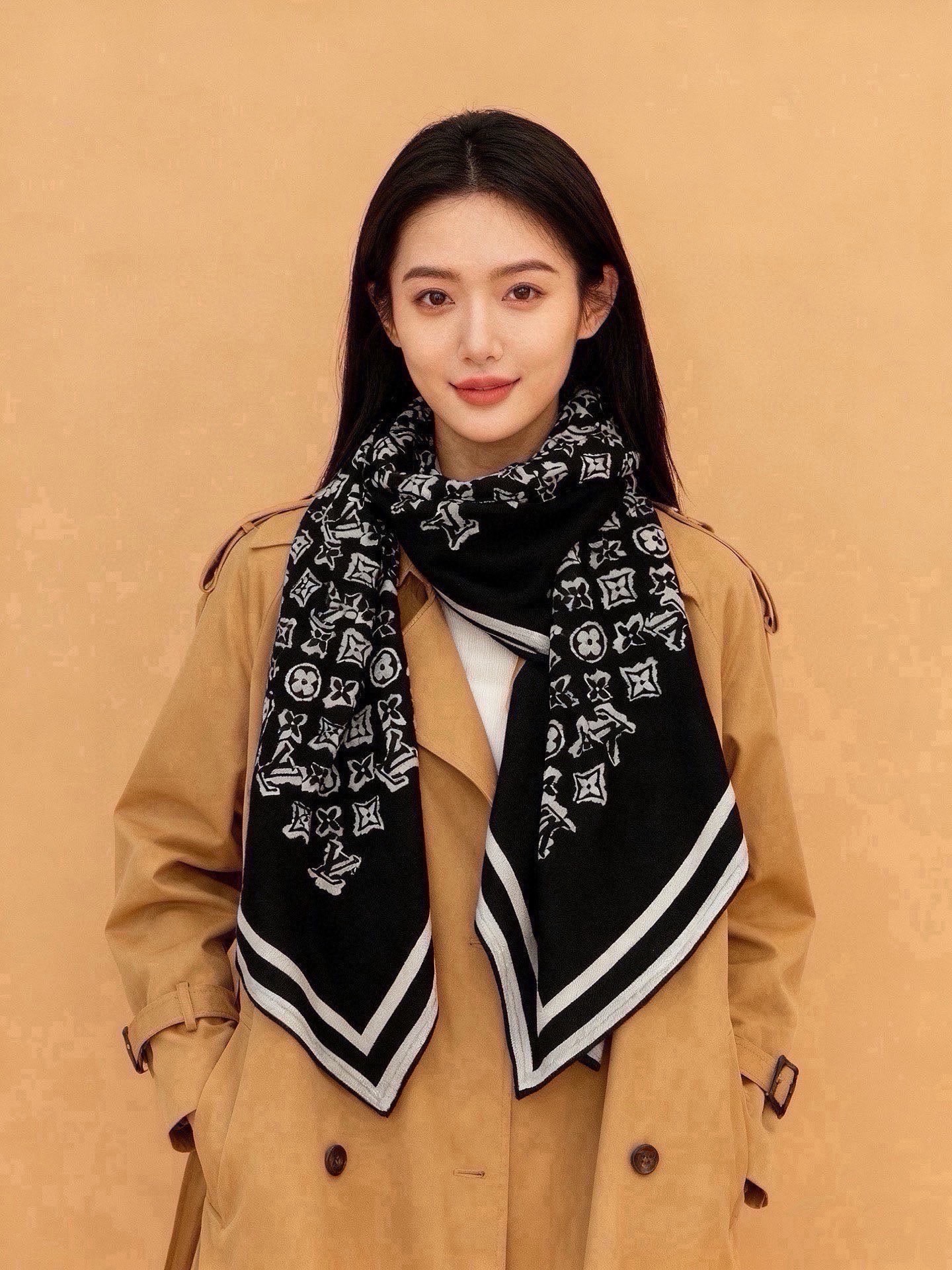 LV x TM 140披肩【140顶级丝绒双面同色披肩】本款L Multicolor披肩出自路易威登与知