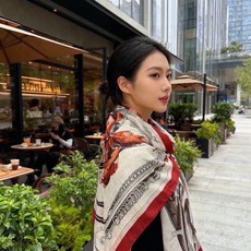 上新🆕【丝绒双面同色140披肩】“弩式牵引马具”手工卷边丝绒方巾披肩70%羊绒30%真丝这款典藏方巾展现 上新🆕【丝绒双面同色140披肩】“弩式牵引马具”手工卷边丝绒方巾披肩70%羊绒30%真丝这款典藏方巾展现