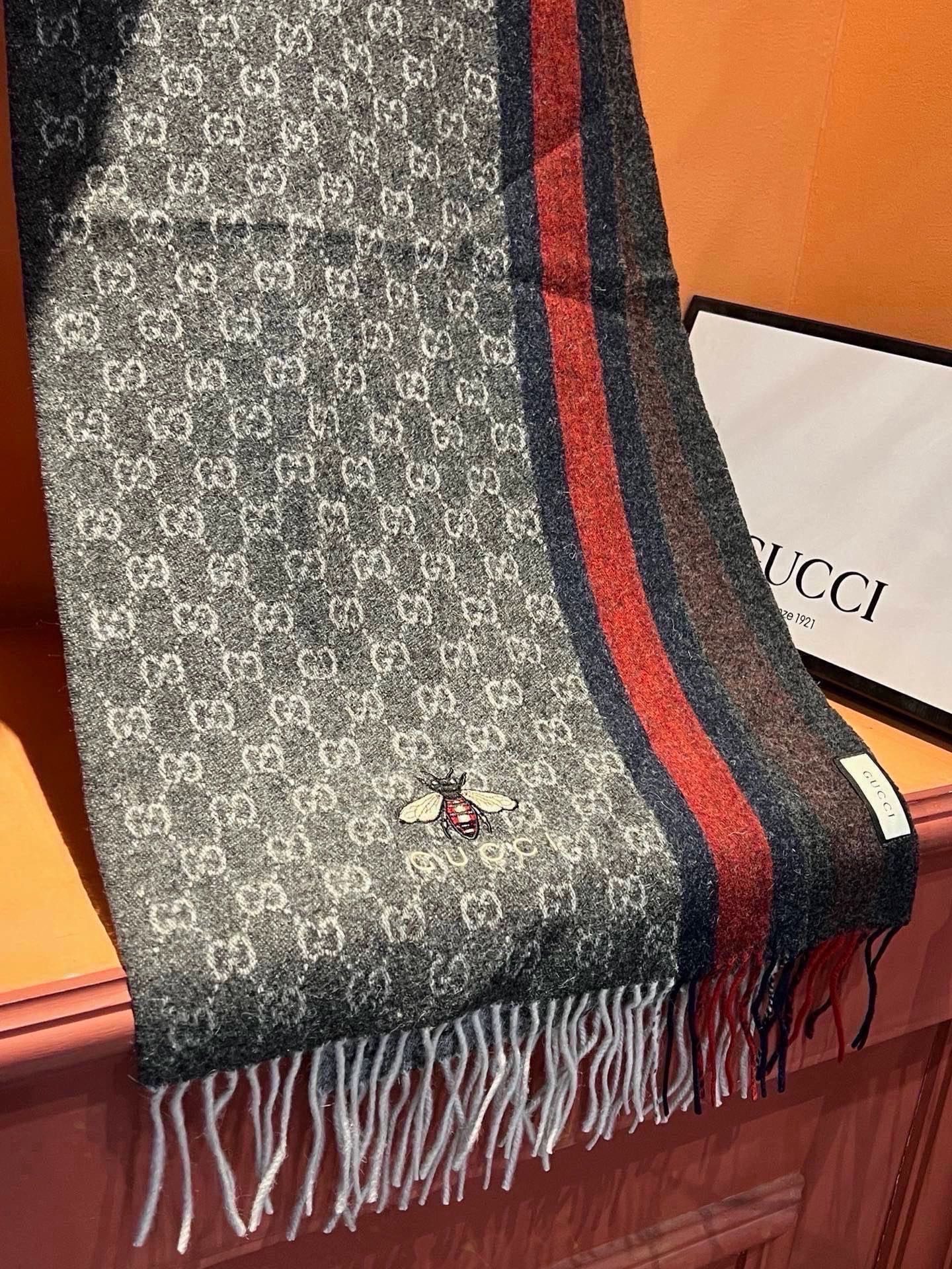 Gucci · 古奇❗大G家经典蜜蜂羊绒围巾~今年这个红绿条纹又火了起来，众多大牌都有出这个元素的单品❗红绿条纹的元素就