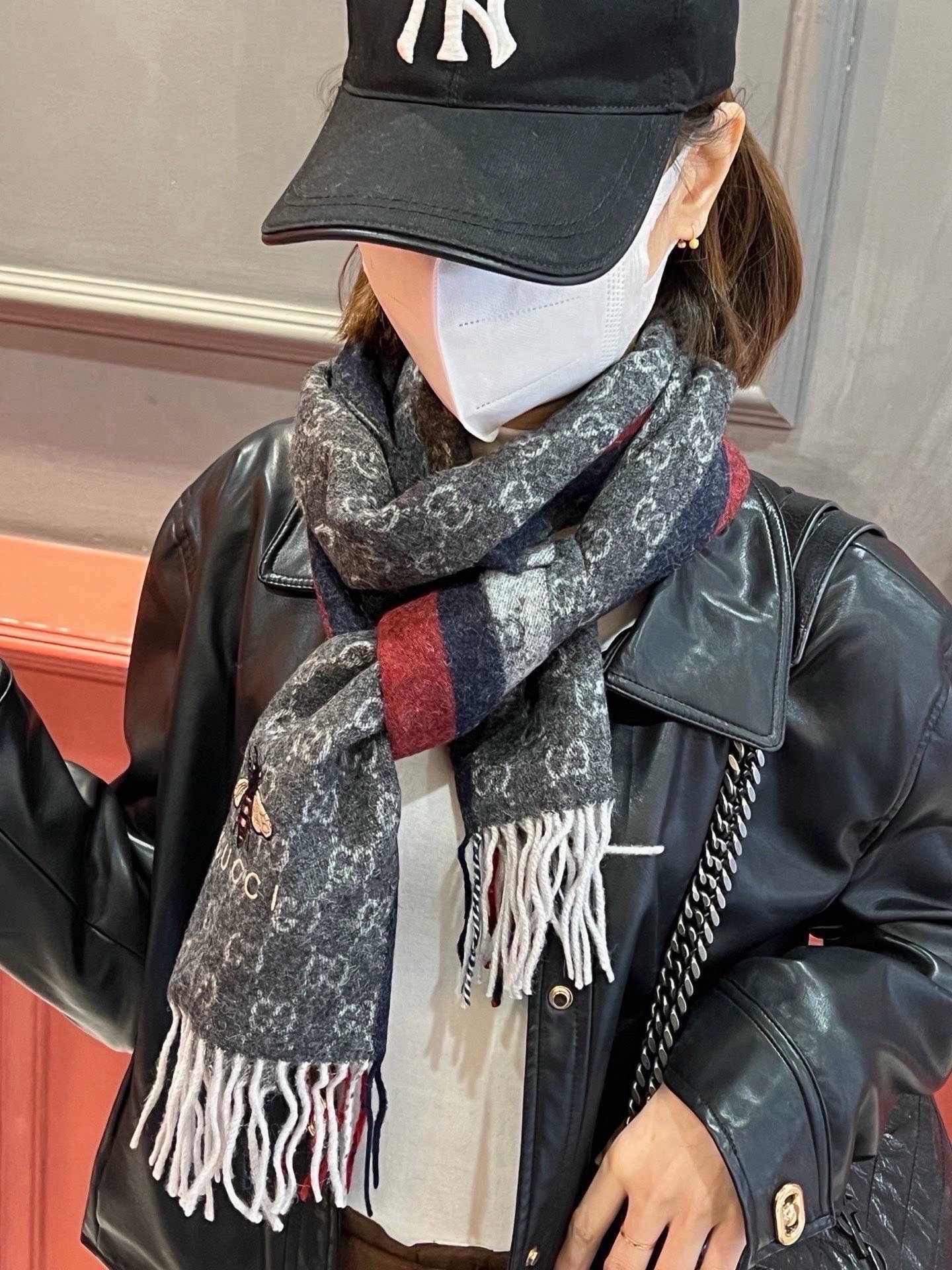 Gucci · 古奇❗大G家经典蜜蜂羊绒围巾~今年这个红绿条纹又火了起来，众多大牌都有出这个元素的单品❗红绿条纹的元素就