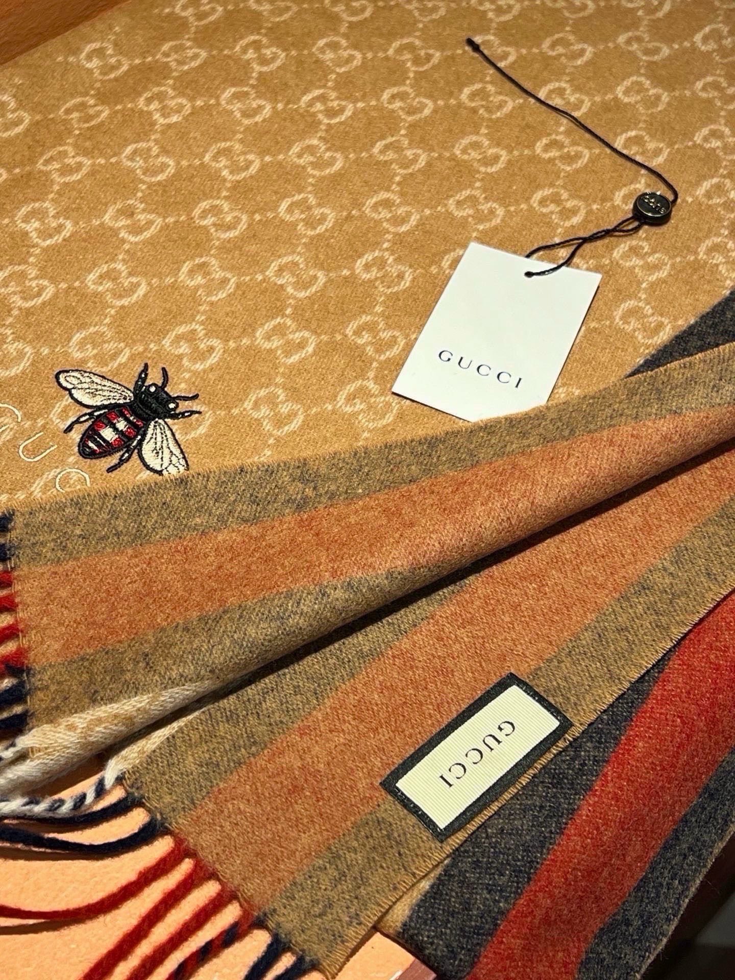 Gucci · 古奇❗大G家经典蜜蜂羊绒围巾~今年这个红绿条纹又火了起来，众多大牌都有出这个元素的单品❗红绿条纹的元素就