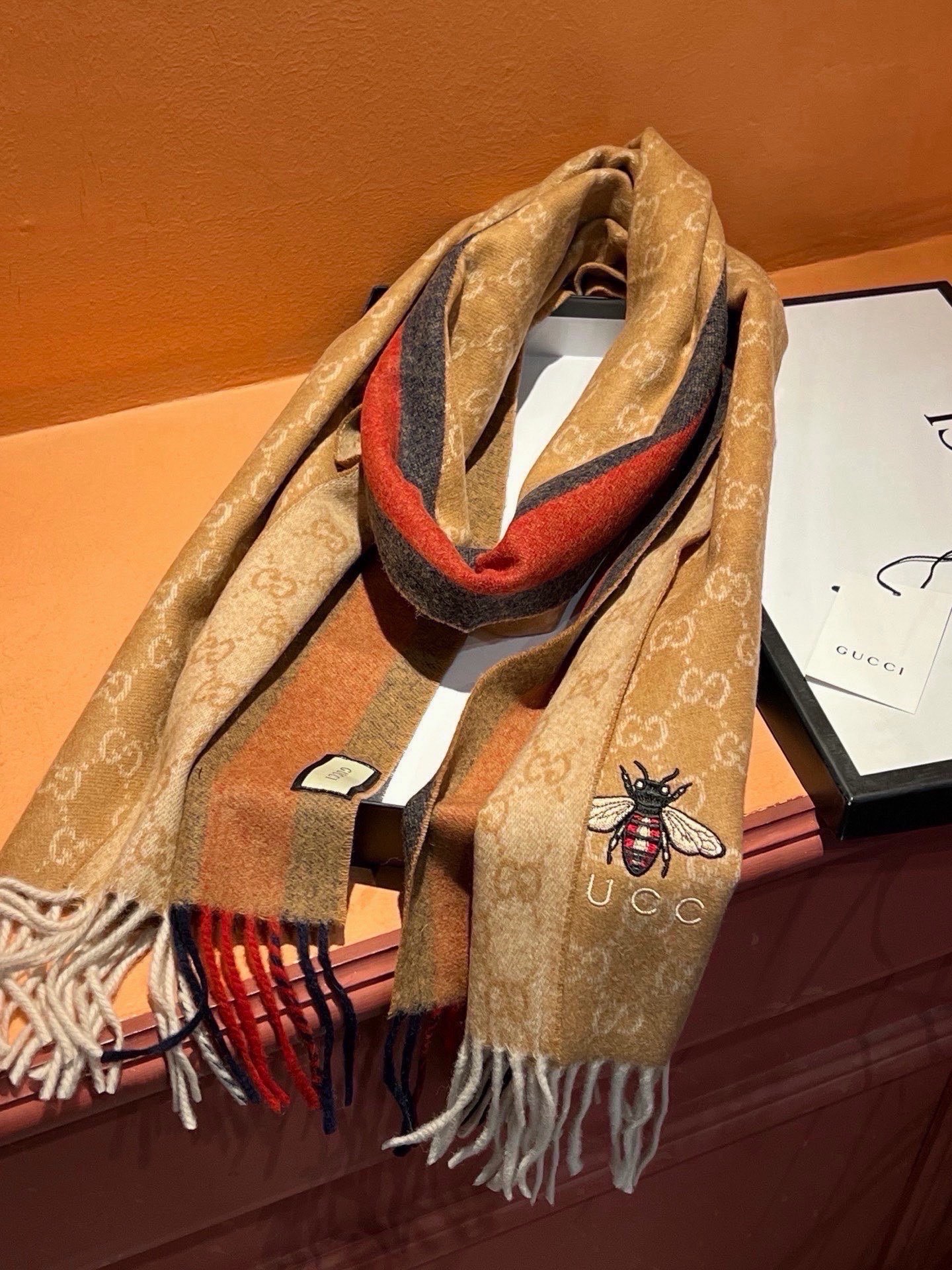 Gucci · 古奇❗大G家经典蜜蜂羊绒围巾~今年这个红绿条纹又火了起来，众多大牌都有出这个元素的单品❗红绿条纹的元素就