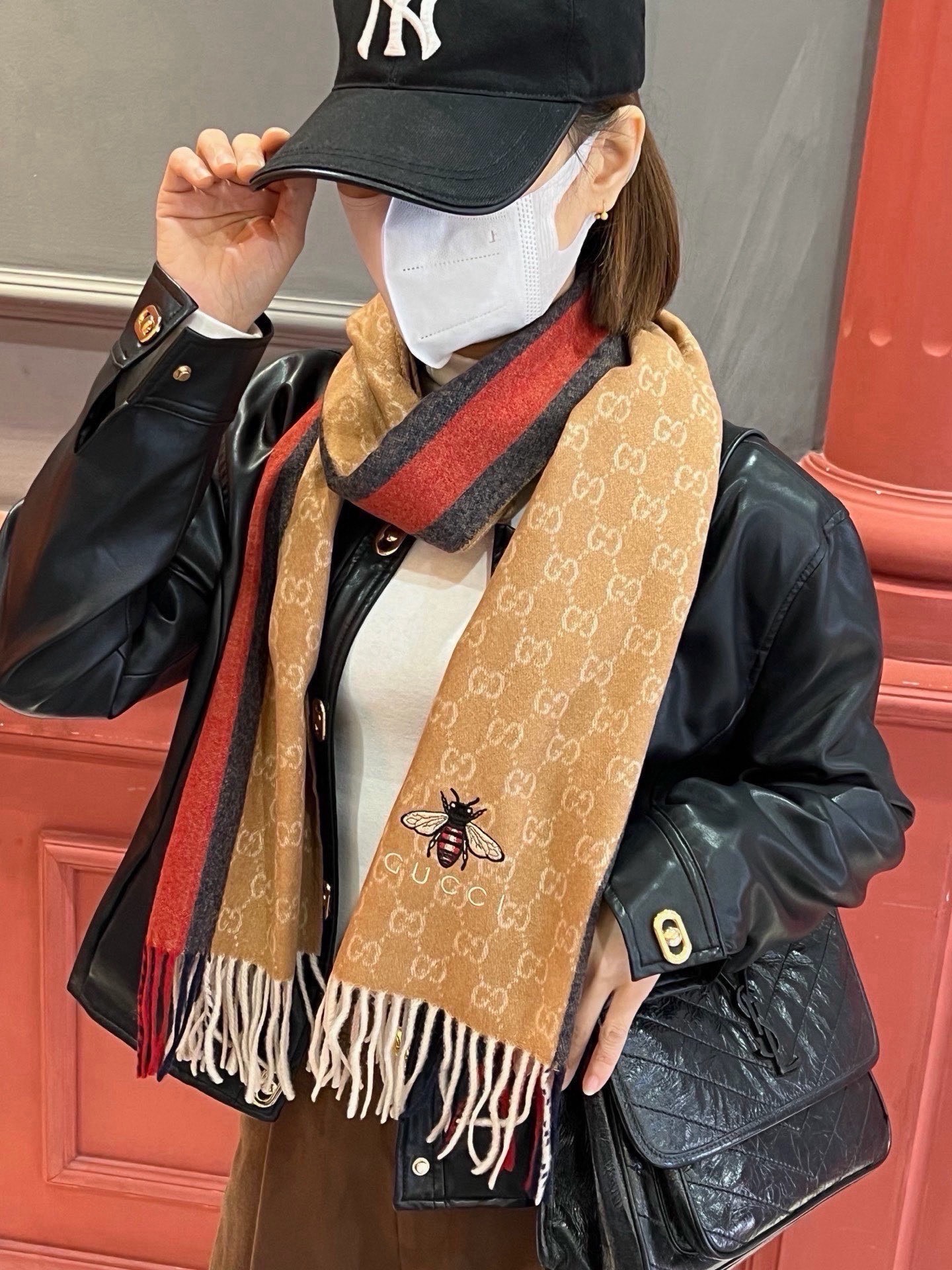 Gucci · 古奇❗大G家经典蜜蜂羊绒围巾~今年这个红绿条纹又火了起来，众多大牌都有出这个元素的单品❗红绿条纹的元素就