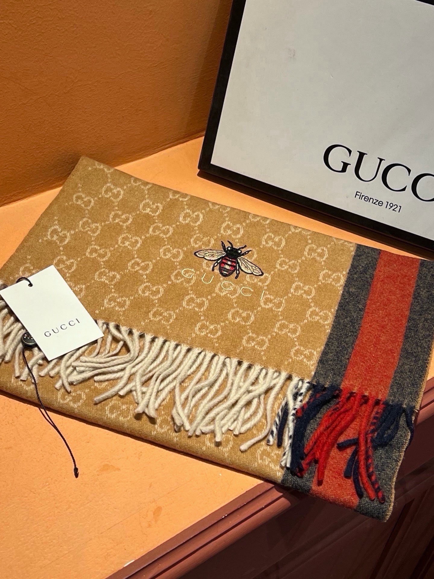 Gucci · 古奇❗大G家经典蜜蜂羊绒围巾~今年这个红绿条纹又火了起来，众多大牌都有出这个元素的单品❗红绿条纹的元素就