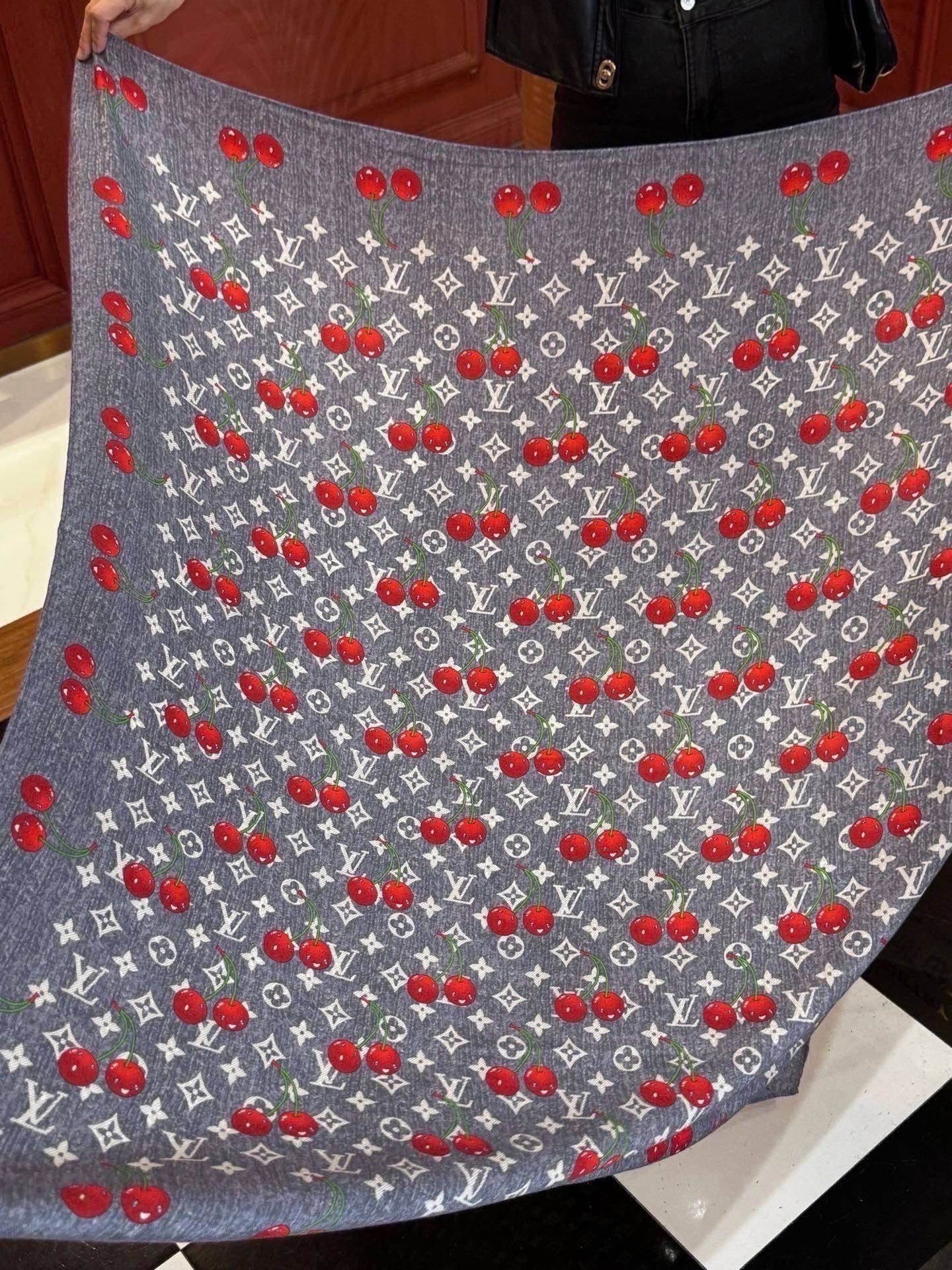 LV X TM MONOGRAM CERISE 140丝绒方巾 【140双面丝绒同色】 LV × TM Monogram