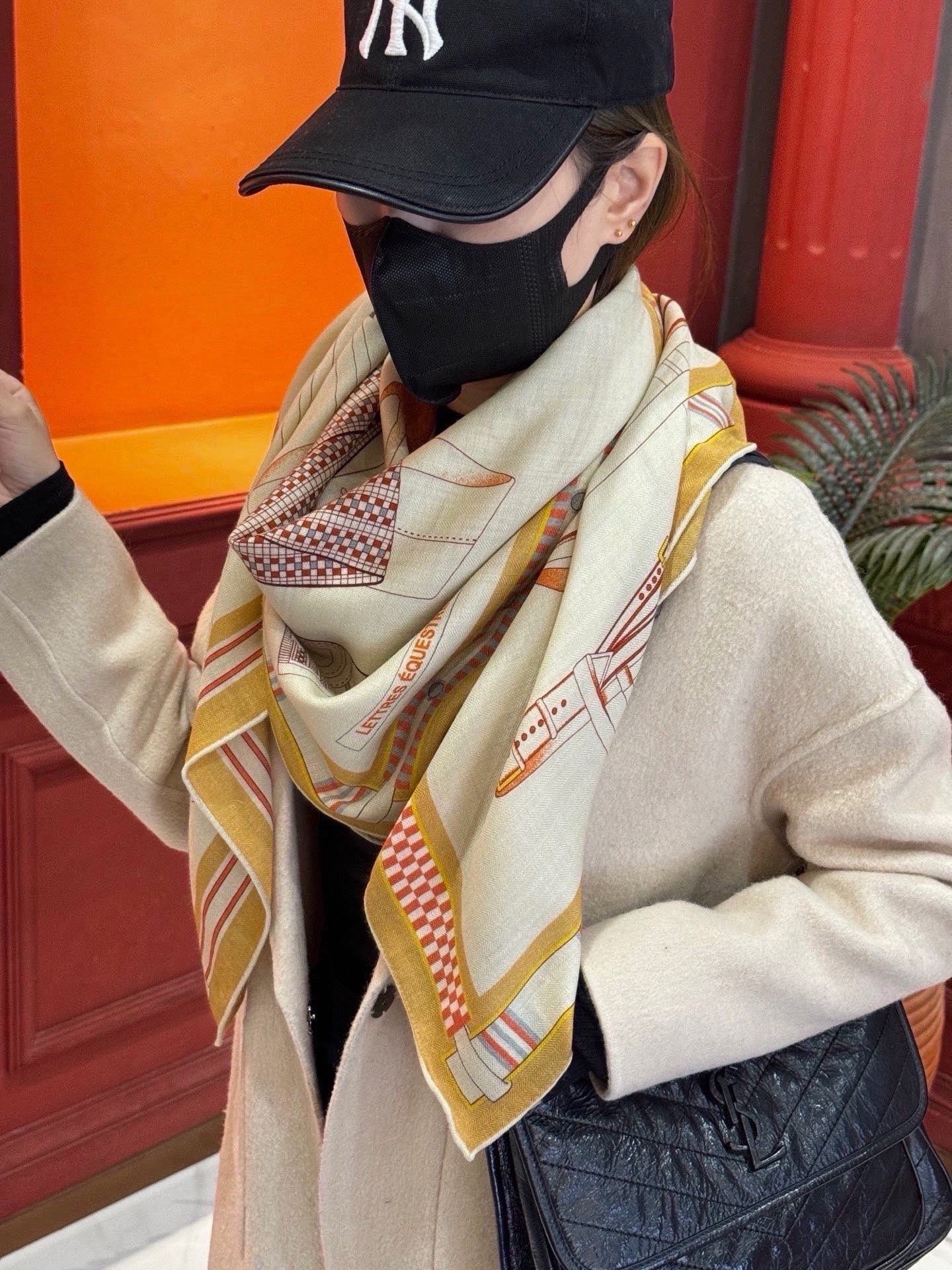 ❄️【双面同色】原单爱马仕140cm丝绒方巾💕 《马术密匙》，十九世纪的商品图录汇集了手工匠们的系列产品，或许其中潜藏着