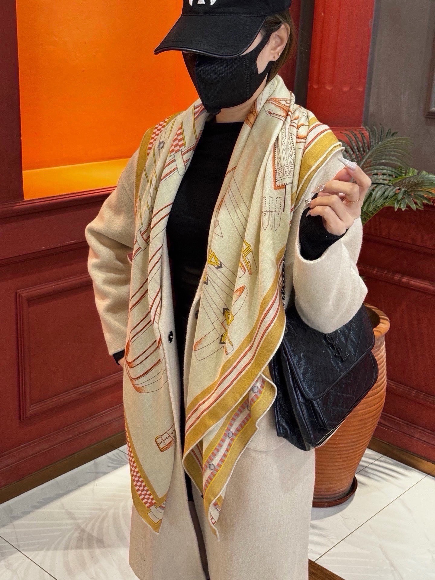 ❄️【双面同色】原单爱马仕140cm丝绒方巾💕 《马术密匙》，十九世纪的商品图录汇集了手工匠们的系列产品，或许其中潜藏着