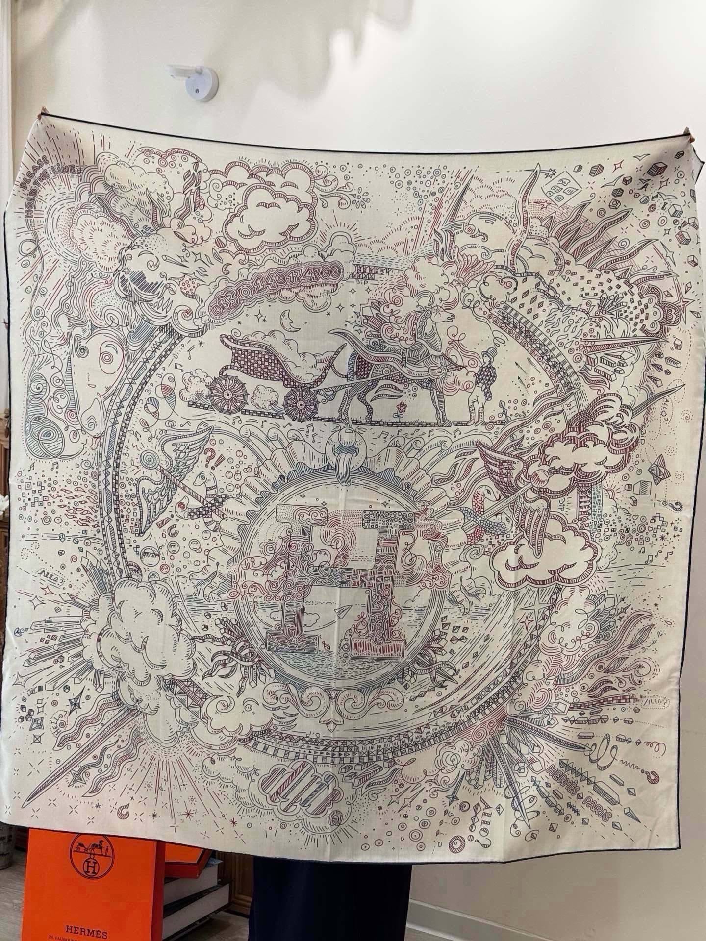 “正在接通中”140方巾～Hermes  手工卷边丝绒方巾（30%桑蚕丝70%羊绒） 这款爱马仕的经典单品展现强大而迷人