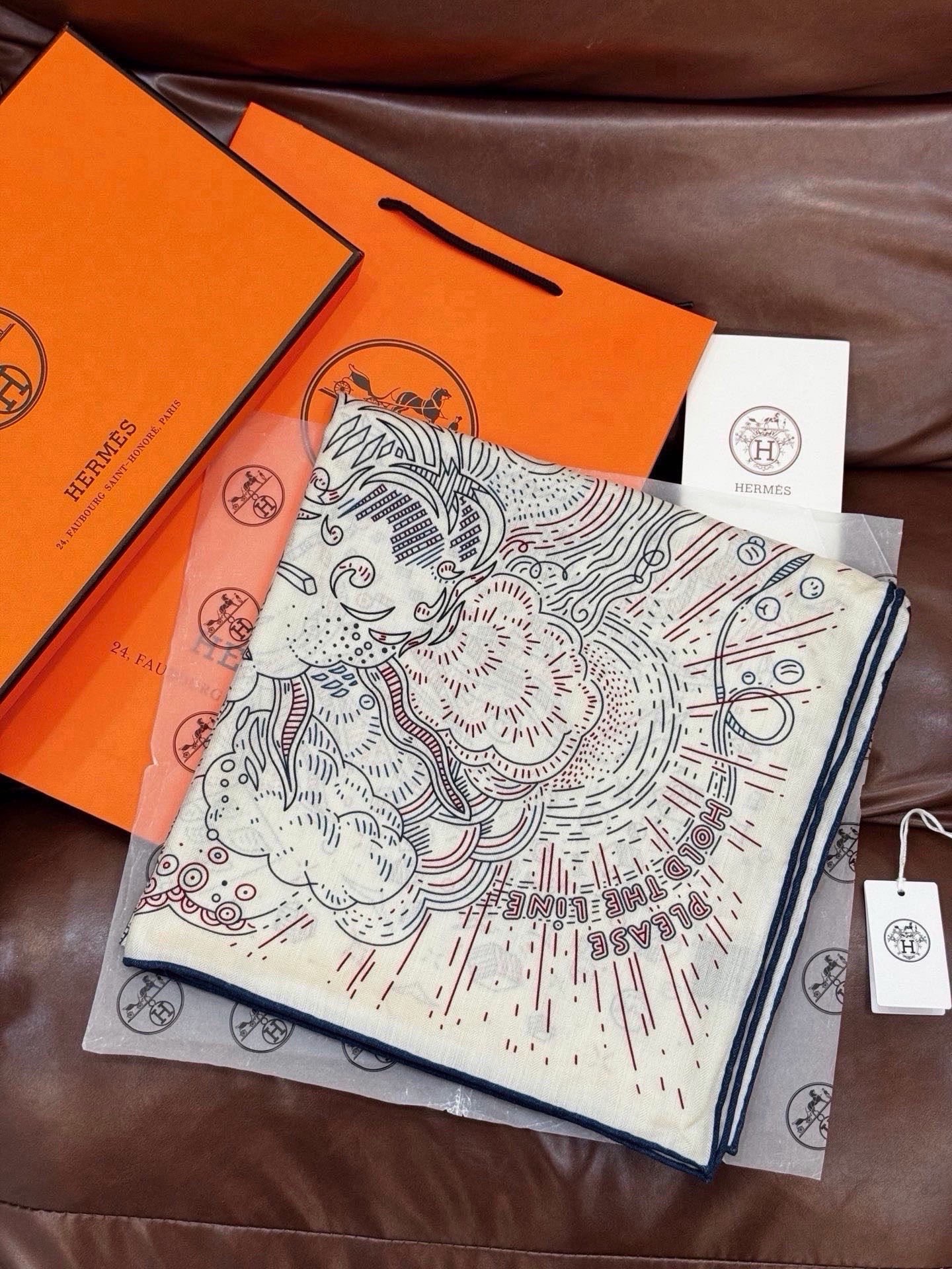 “正在接通中”140方巾～Hermes  手工卷边丝绒方巾（30%桑蚕丝70%羊绒） 这款爱马仕的经典单品展现强大而迷人