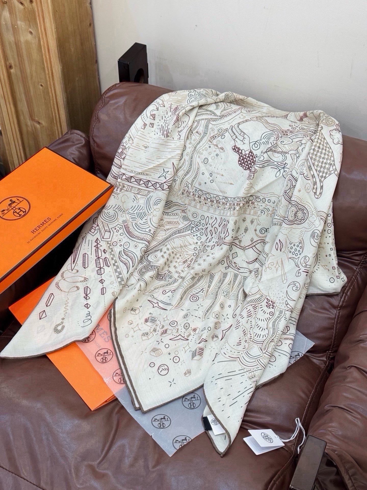 “正在接通中”140方巾～Hermes  手工卷边丝绒方巾（30%桑蚕丝70%羊绒） 这款爱马仕的经典单品展现强大而迷人