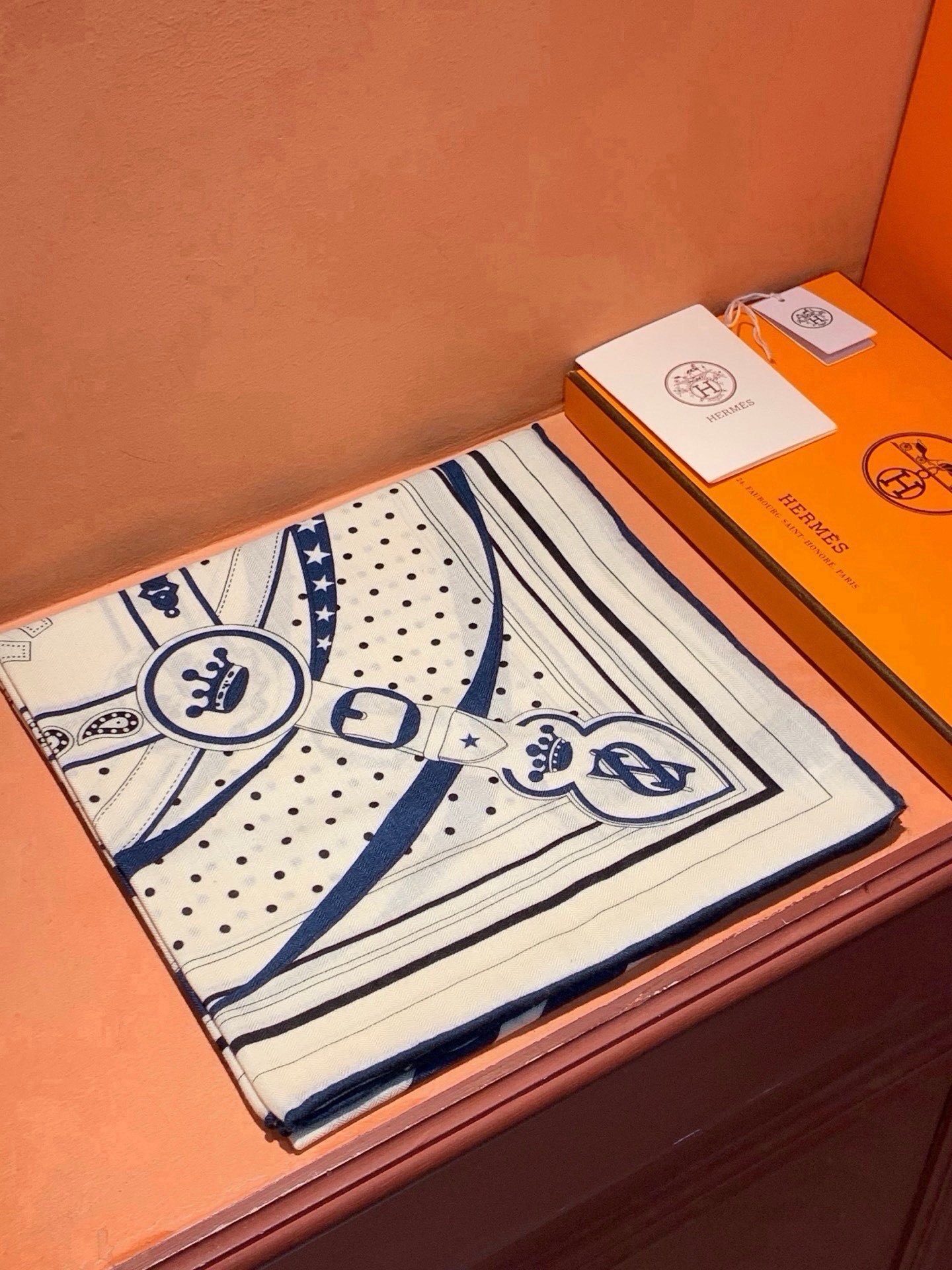 “清晨漫步Bandana”140厘米双面同色丝绒披肩 手工卷边山羊绒和真丝混纺披肩（70%山羊绒，30%桑蚕丝）。 这款