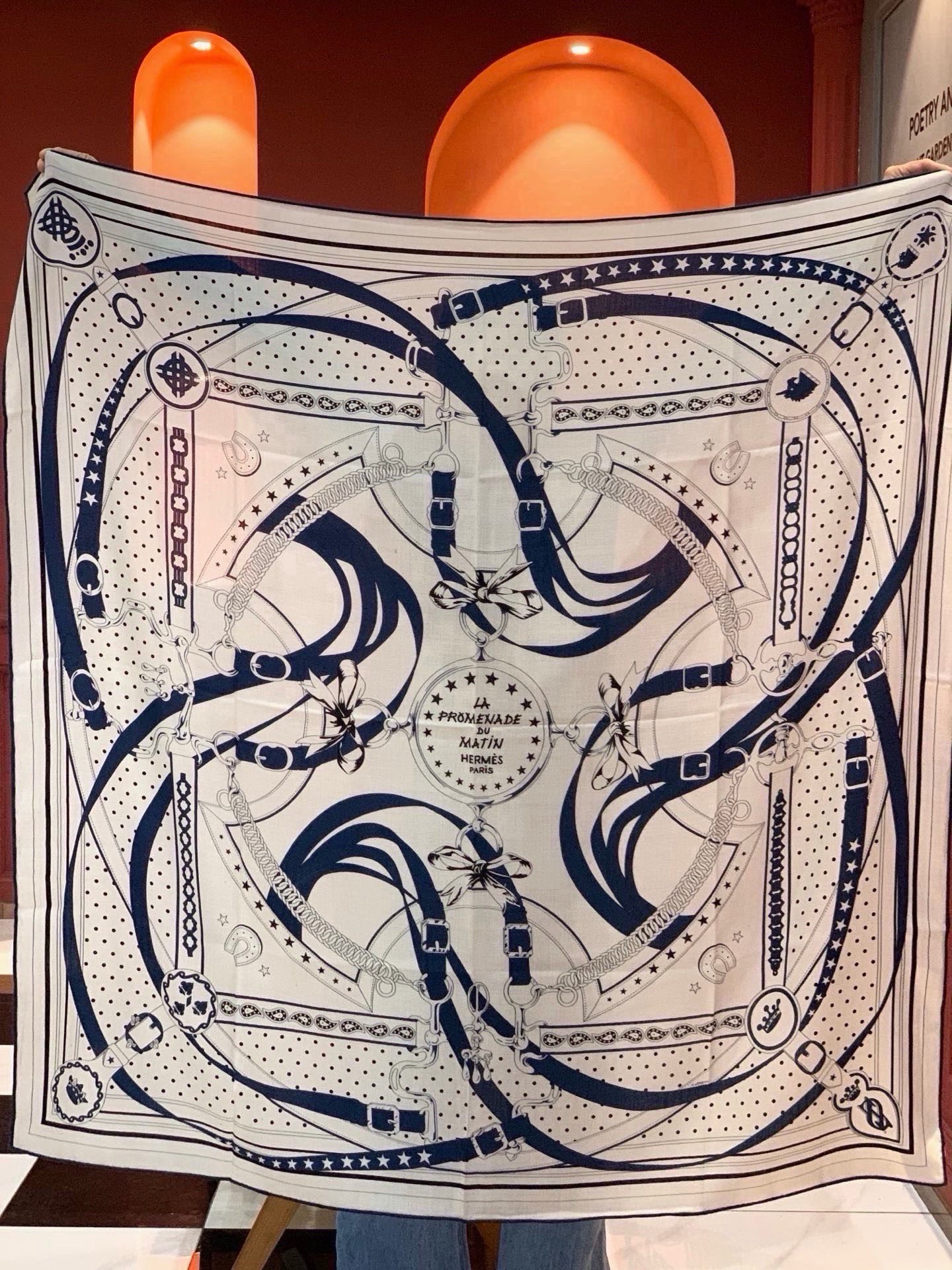 “清晨漫步Bandana”140厘米双面同色丝绒披肩 手工卷边山羊绒和真丝混纺披肩（70%山羊绒，30%桑蚕丝）。 这款