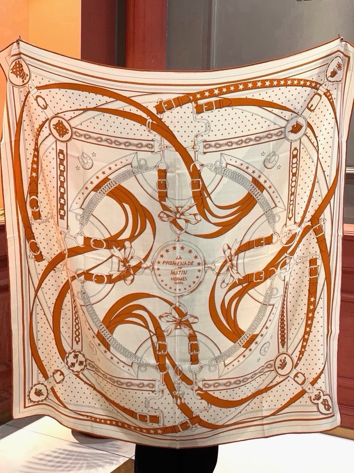 “清晨漫步Bandana”140厘米双面同色丝绒披肩 手工卷边山羊绒和真丝混纺披肩（70%山羊绒，30%桑蚕丝）。 这款