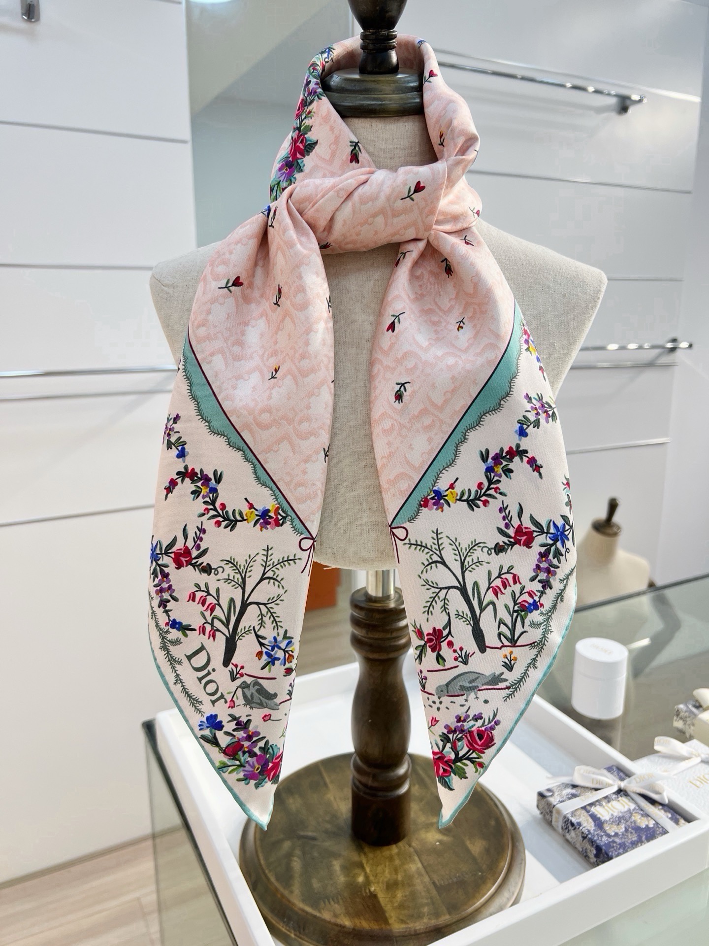 Dioramour 印花方巾 90 厘米蓝色桑蚕丝斜纹面料多色 Revolution Flowers 图案 Revolu