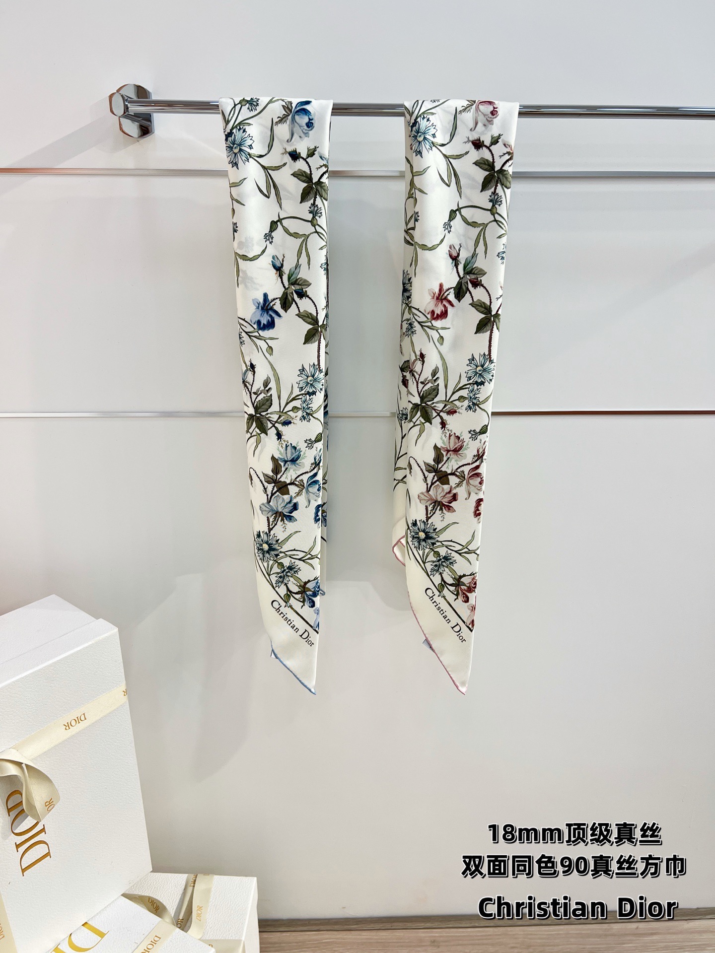 Dior 双面印花方巾 90 厘米白色桑蚕丝斜纹面料多色 Lumiere de Rose 图案 这款方巾饰以柔和精致的 