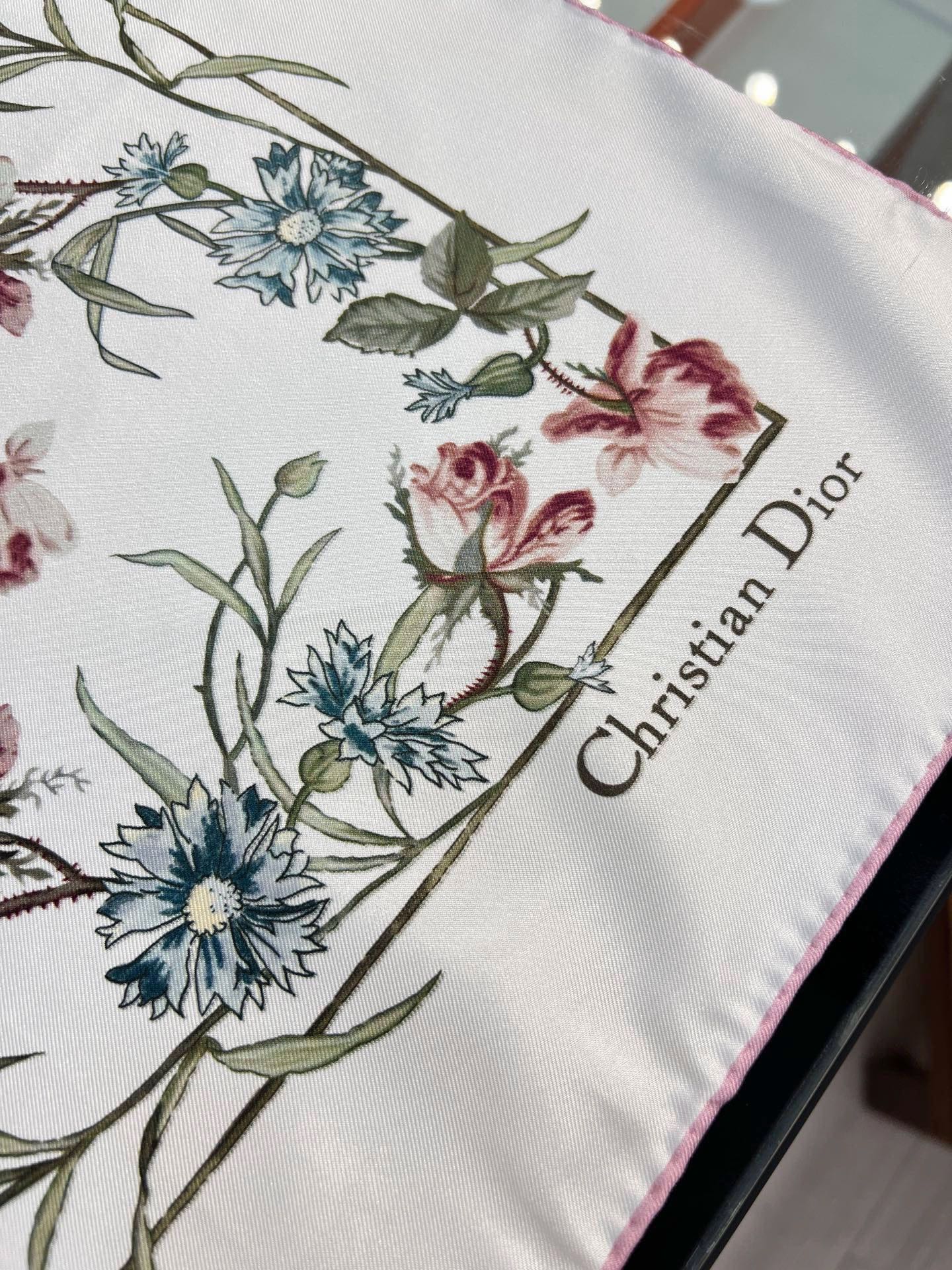 Dior 双面印花方巾 90 厘米白色桑蚕丝斜纹面料多色 Lumiere de Rose 图案 这款方巾饰以柔和精致的 