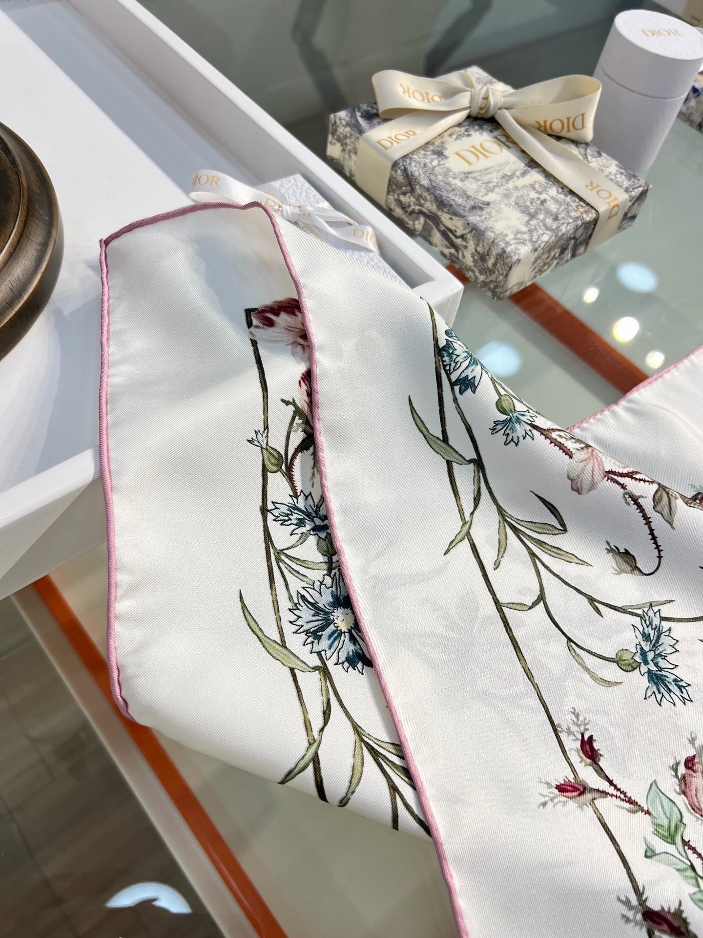 Dior 双面印花方巾 90 厘米白色桑蚕丝斜纹面料多色 Lumiere de Rose 图案 这款方巾饰以柔和精致的 