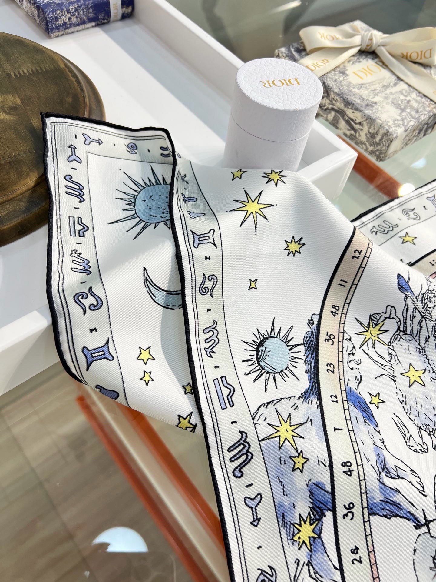 Dior 印花方巾 90 厘米白色桑蚕丝斜纹面料多色 十二星座系列图案 这款方巾饰以 十二星座系列 图案，呈现柔和的水彩
