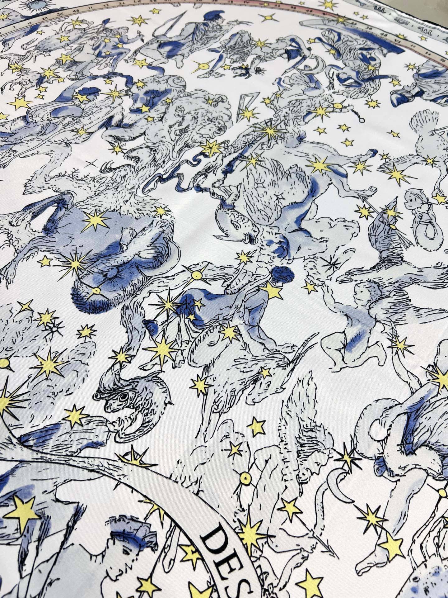 Dior 印花方巾 90 厘米白色桑蚕丝斜纹面料多色 十二星座系列图案 这款方巾饰以 十二星座系列 图案，呈现柔和的水彩