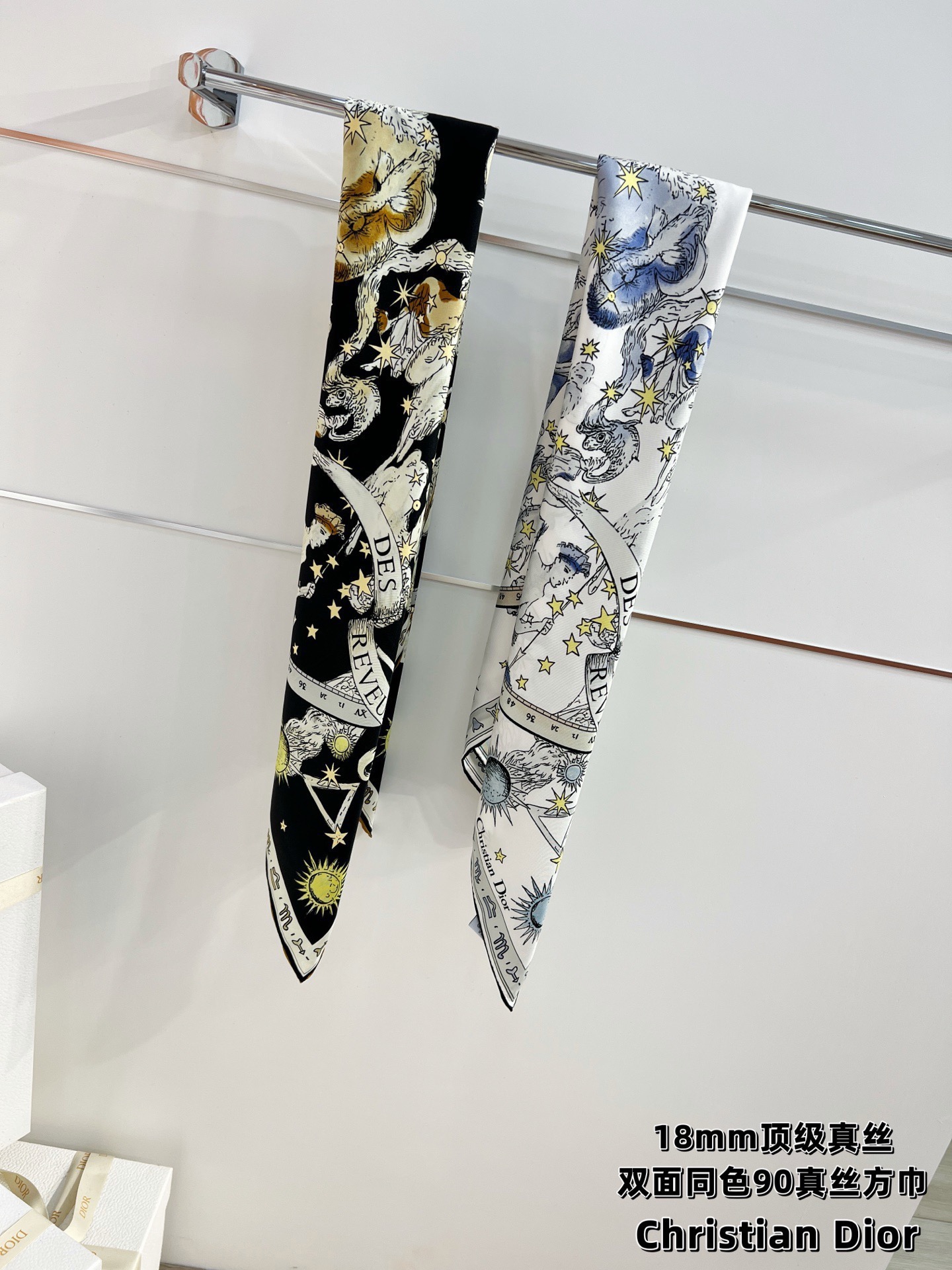 Dior 印花方巾 90 厘米白色桑蚕丝斜纹面料多色 十二星座系列图案 这款方巾饰以 十二星座系列 图案，呈现柔和的水彩