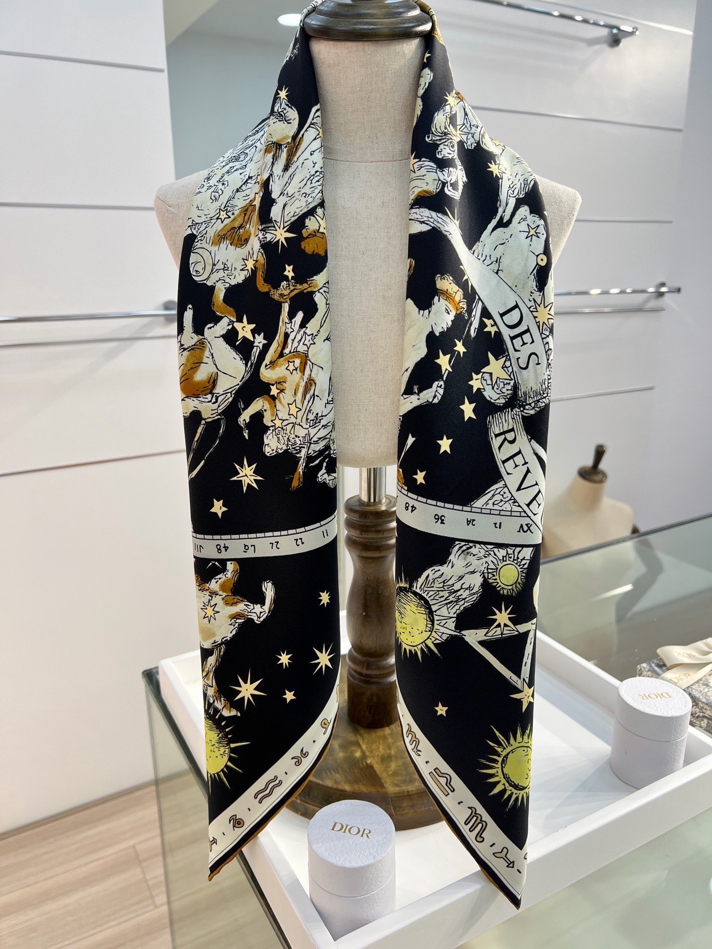 Dior 印花方巾 90 厘米白色桑蚕丝斜纹面料多色 十二星座系列图案 这款方巾饰以 十二星座系列 图案，呈现柔和的水彩