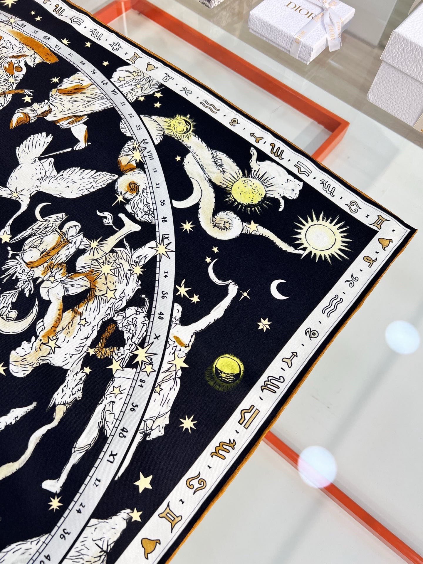 Dior 印花方巾 90 厘米白色桑蚕丝斜纹面料多色 十二星座系列图案 这款方巾饰以 十二星座系列 图案，呈现柔和的水彩
