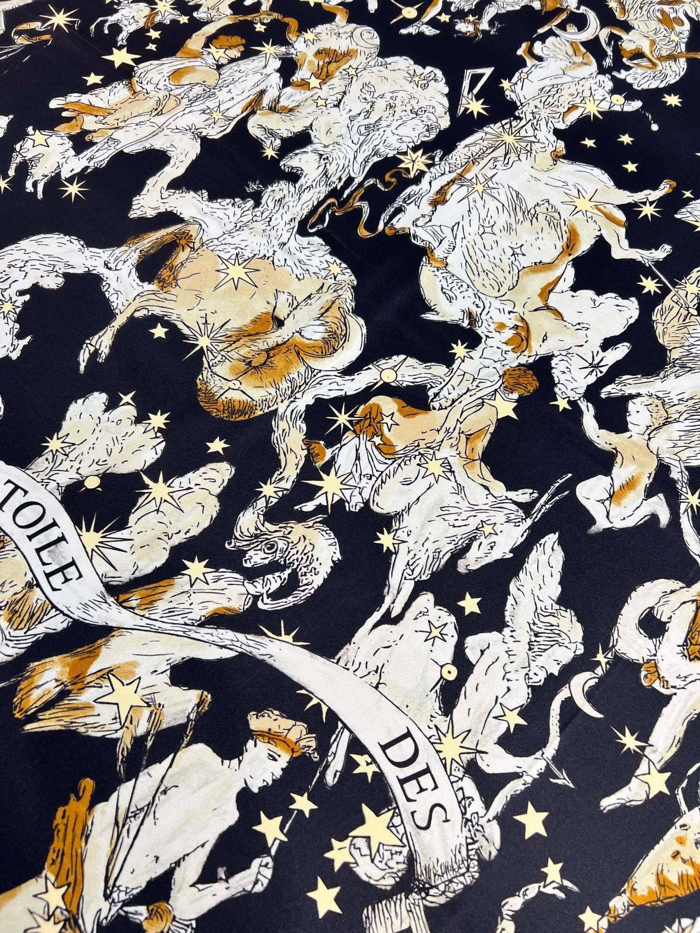 Dior 印花方巾 90 厘米白色桑蚕丝斜纹面料多色 十二星座系列图案 这款方巾饰以 十二星座系列 图案，呈现柔和的水彩
