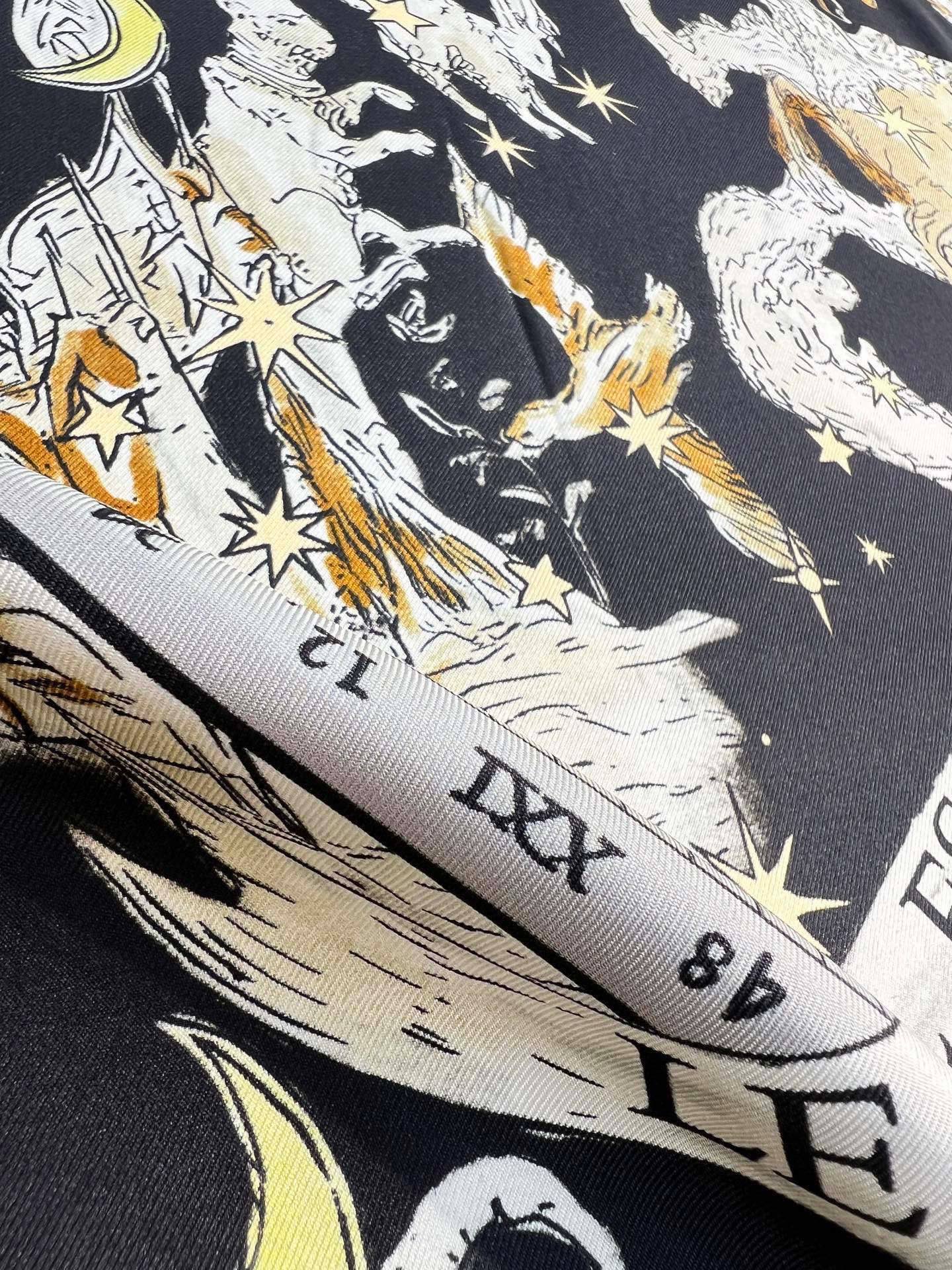 Dior 印花方巾 90 厘米白色桑蚕丝斜纹面料多色 十二星座系列图案 这款方巾饰以 十二星座系列 图案，呈现柔和的水彩