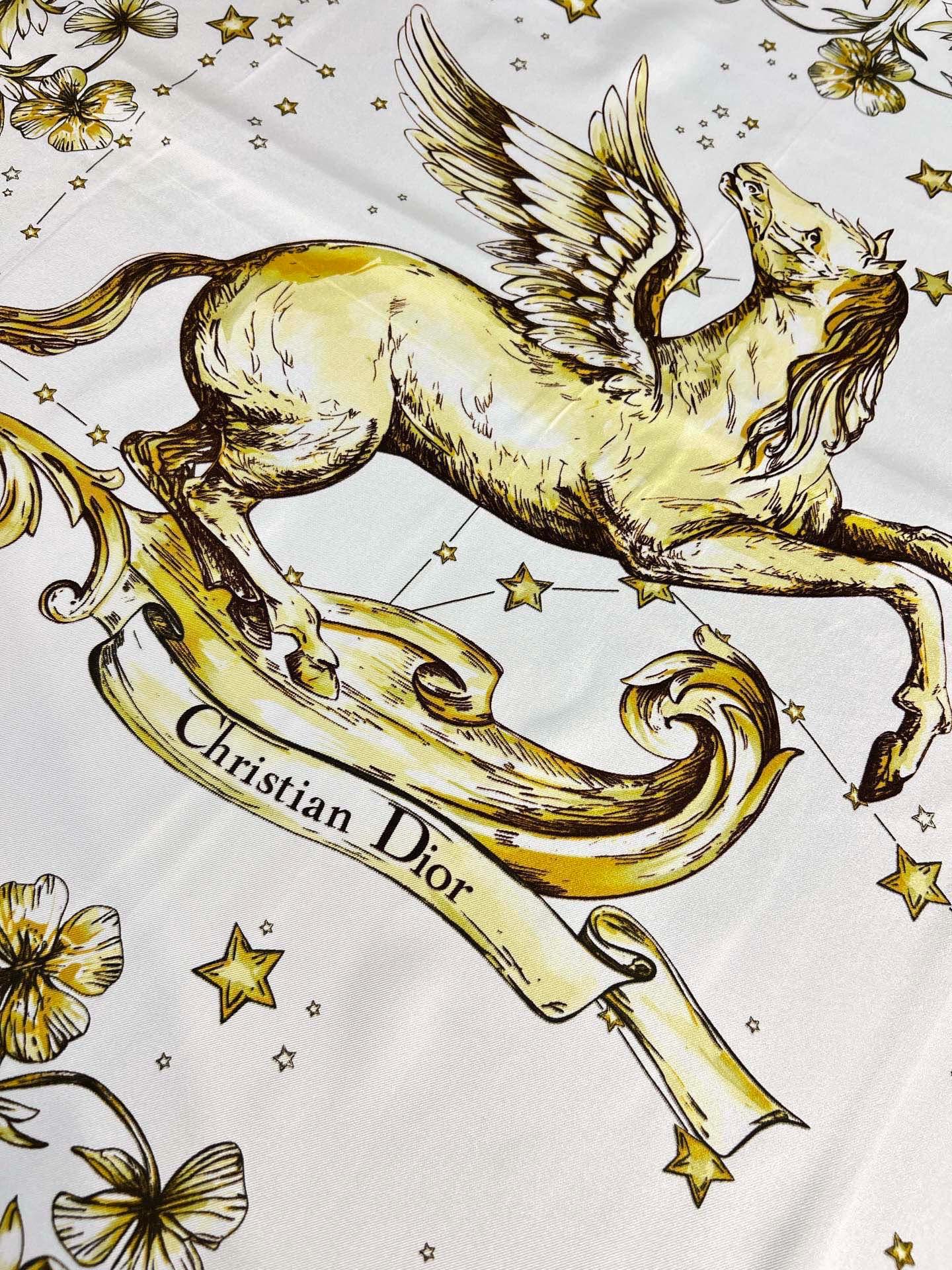Dior 90双面18mm真丝印花方巾 这款方巾以 Dior Star 图案呈现 Dior 的幸运星，通过该系列的精美花