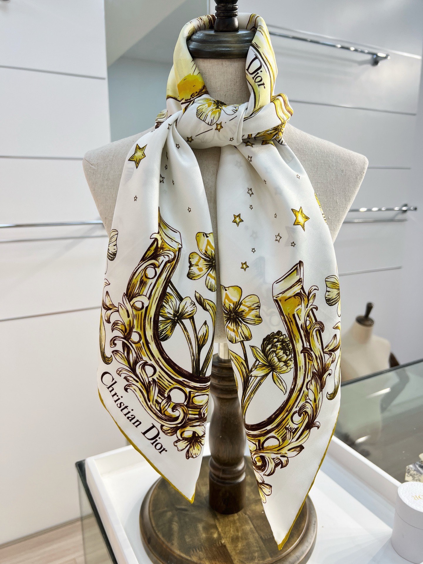 Dior 90双面18mm真丝印花方巾 这款方巾以 Dior Star 图案呈现 Dior 的幸运星，通过该系列的精美花