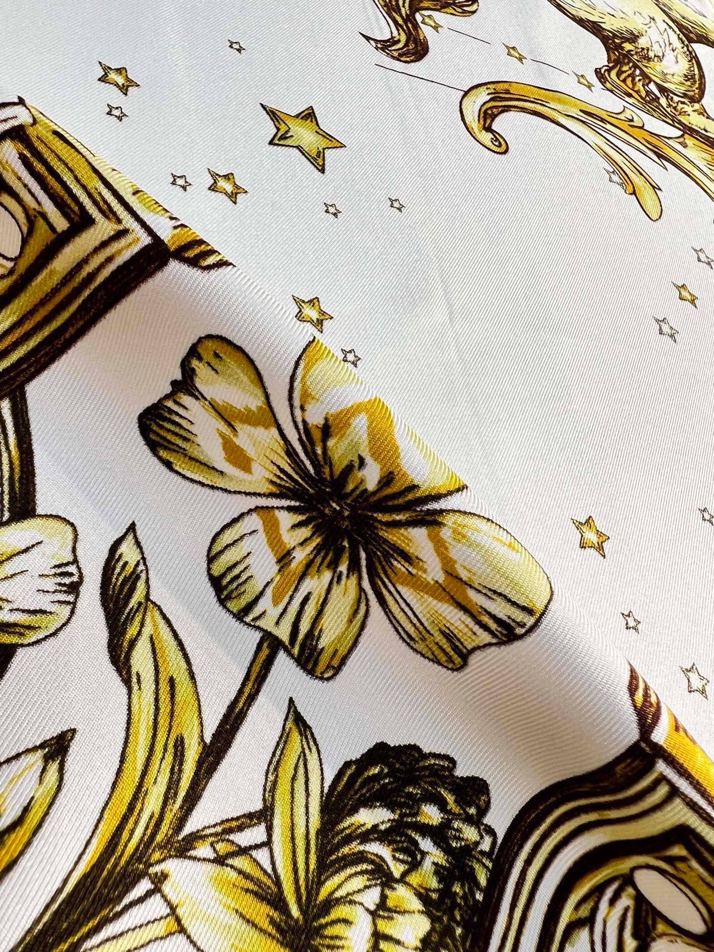 Dior 90双面18mm真丝印花方巾 这款方巾以 Dior Star 图案呈现 Dior 的幸运星，通过该系列的精美花