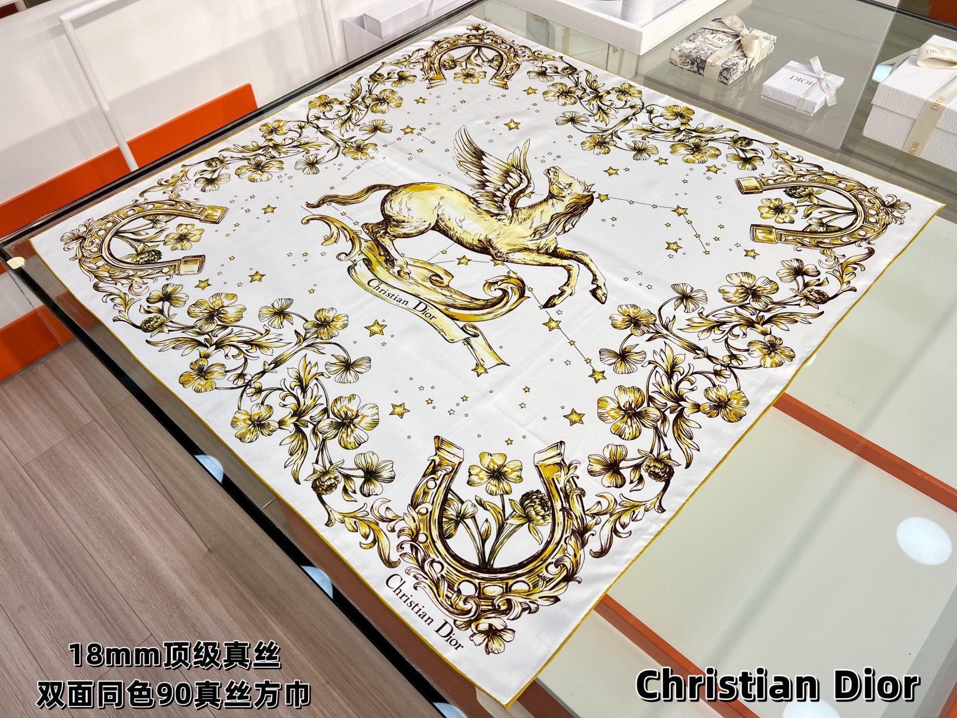 Dior 90双面18mm真丝印花方巾 这款方巾以 Dior Star 图案呈现 Dior 的幸运星，通过该系列的精美花