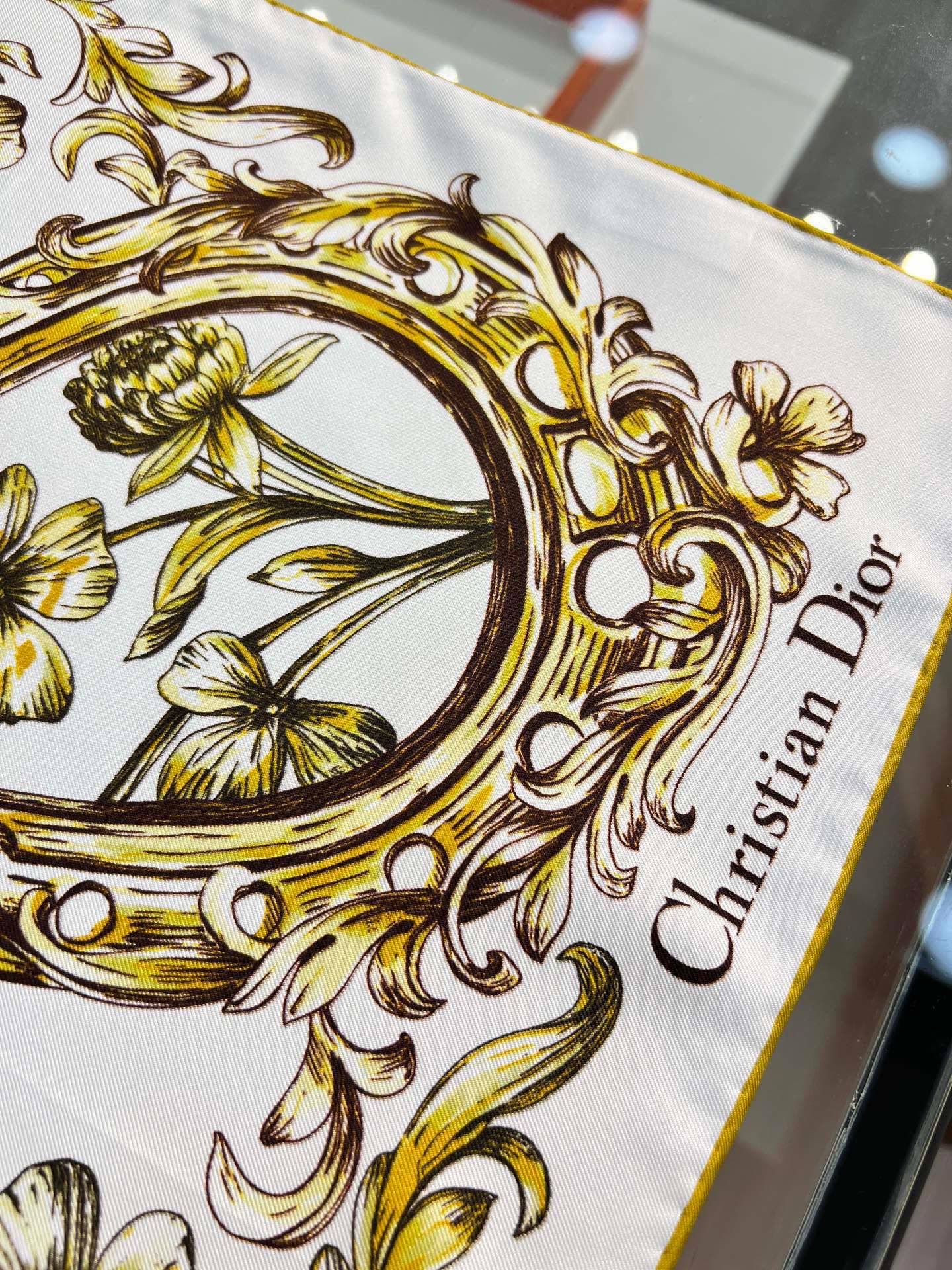 Dior 90双面18mm真丝印花方巾 这款方巾以 Dior Star 图案呈现 Dior 的幸运星，通过该系列的精美花