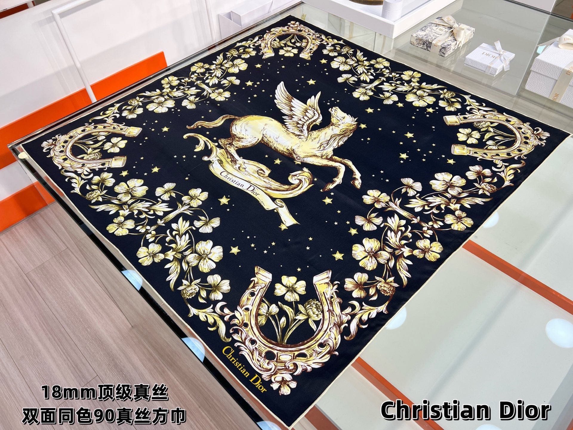 Dior 90双面18mm真丝印花方巾 这款方巾以 Dior Star 图案呈现 Dior 的幸运星，通过该系列的精美花